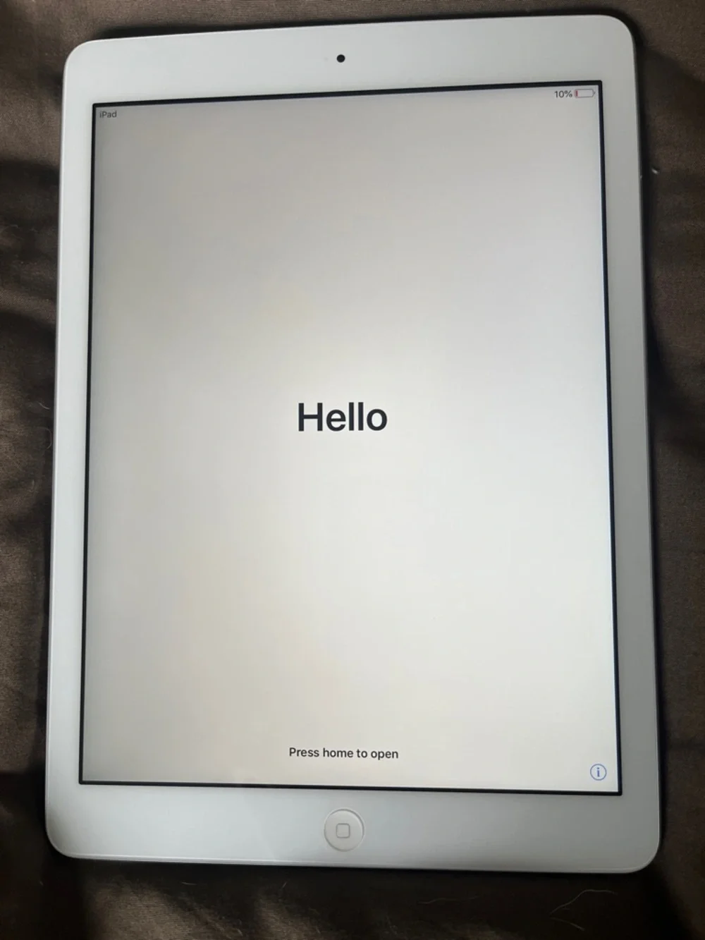 Apple iPad in White. 16G. Reset to factory settings. Case included.